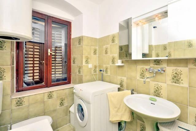 Omis Center Vila Екстериор снимка